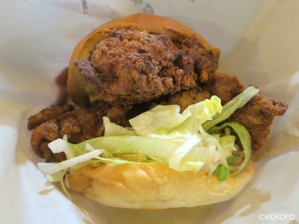 MONICHIKI HOUSE（三軒茶屋）…モモ肉のチキンバーガー、食べ難し